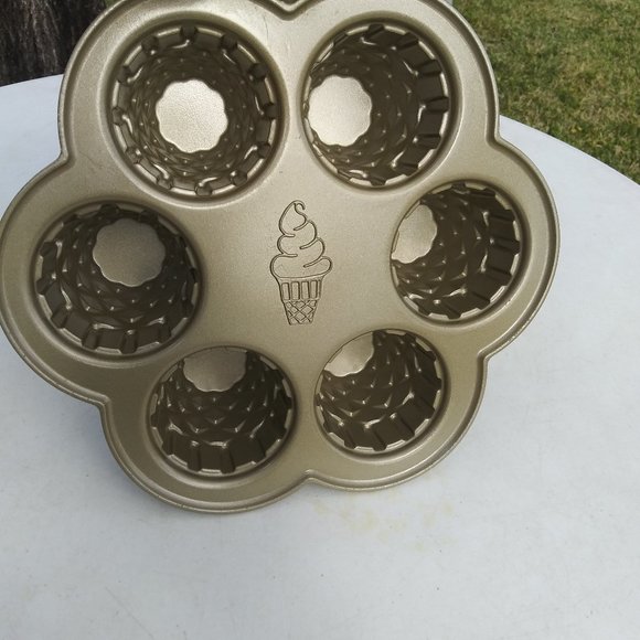Nordic Ware Ice Cream Cone Cupcake Pan 4.5 Cups - Picture 7 of 7